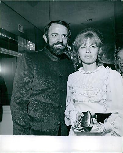Реколта снимка на Сюзан Хан и Джон Эстина, които стоят в непосредствена близост един с друг и усмихнати. 1969 година.