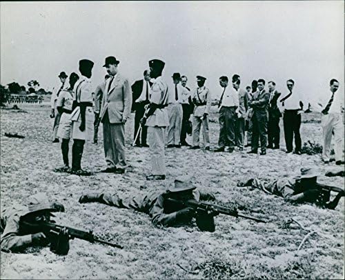 Реколта снимка войници, нацеливающихся на целта, офицери, общающихся с мъж.