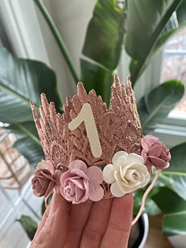 НОВА лейси короната на първия рожден ден cursive ONE, мини-корона от розово злато Сиенны с прашни розово, лилаво цветя и цветове в слонова