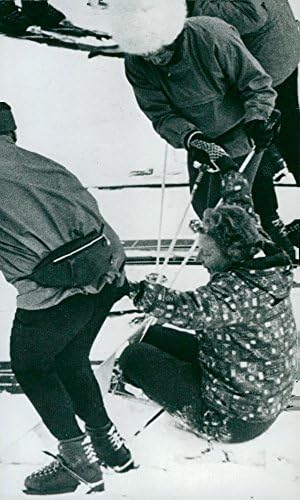 Реколта снимка на кралицата на Холандия Юлианы, които получават помощ принцеса Ирене в ски склон