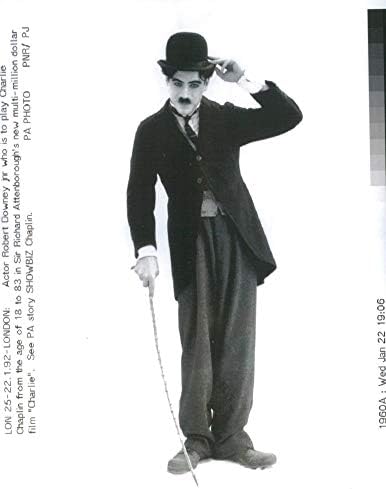 Реколта снимка на Робърт Дауни - младши в ролята на Чарли Чаплин