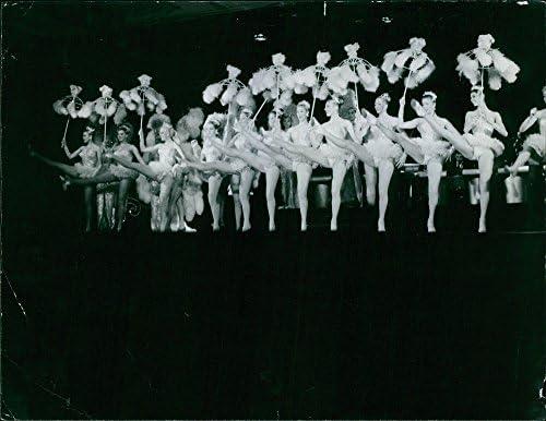 Реколта фотография момичета със сини звънчета, говорител на сцената в Лидо, Париж.- 1958