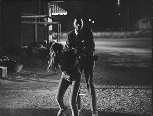 Реколта снимка Сидни Поатие в сцена от филма В разгара на нощта.